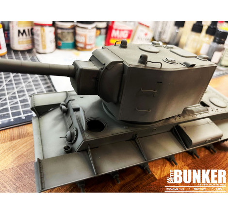 Tamiya® Maquette peinte de char KV-2 1:35 (work in progress)